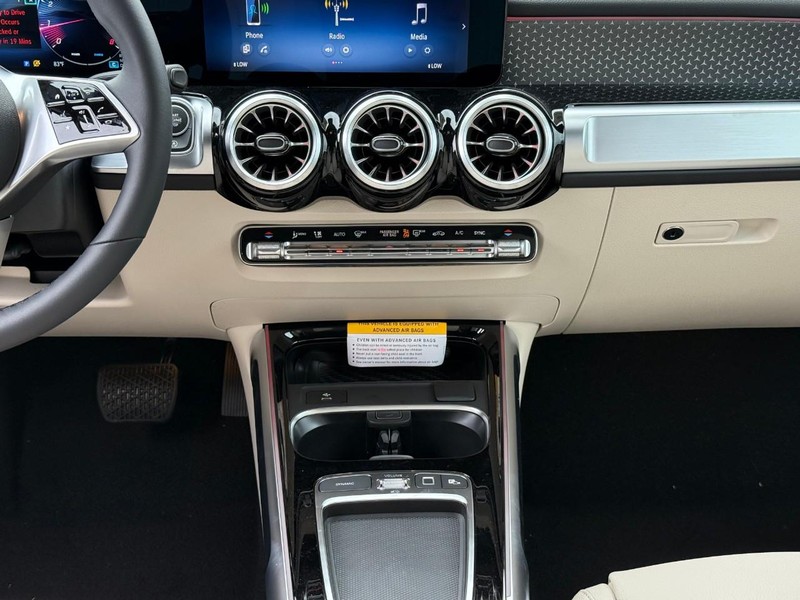 Mercedes-Benz GLB Vehicle Full-screen Gallery Image 10