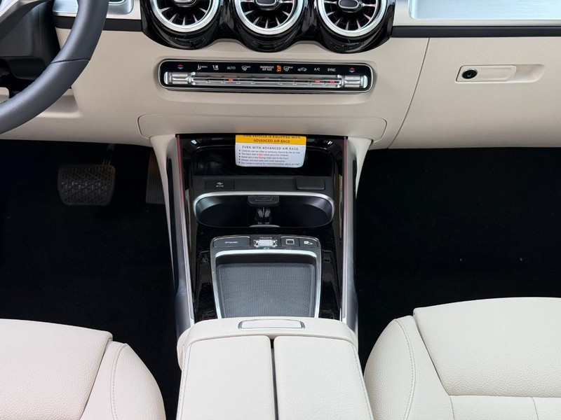 Mercedes-Benz GLB Vehicle Full-screen Gallery Image 11