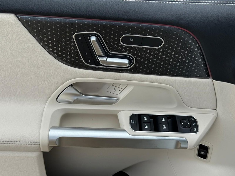 Mercedes-Benz GLB Vehicle Full-screen Gallery Image 12