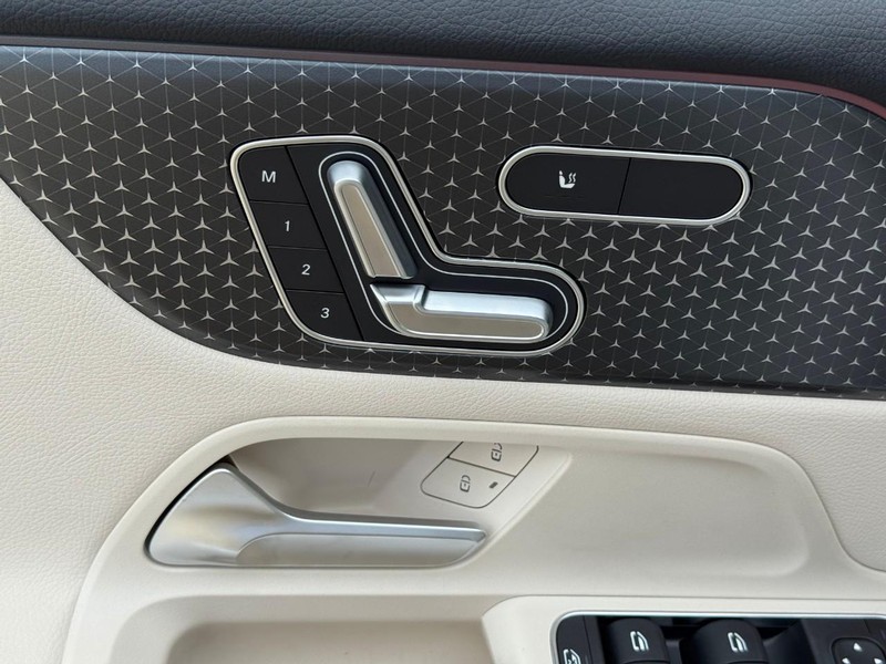 Mercedes-Benz GLB Vehicle Full-screen Gallery Image 13