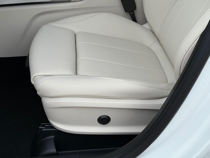 Mercedes-Benz GLB Vehicle Full-screen Gallery Image 14