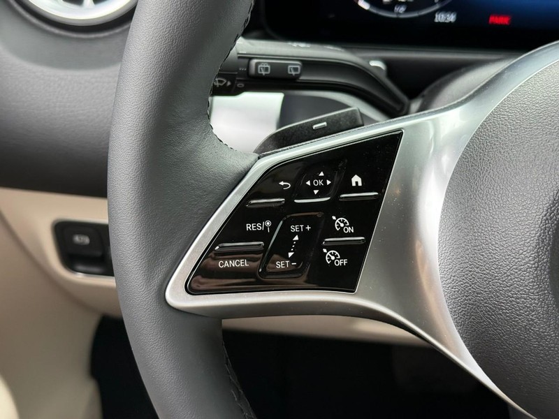 Mercedes-Benz GLB Vehicle Full-screen Gallery Image 15