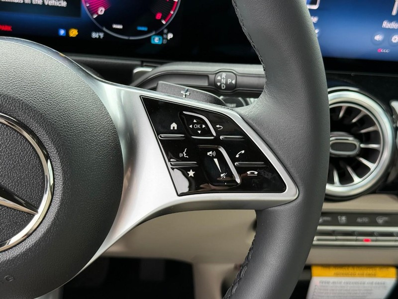 Mercedes-Benz GLB Vehicle Full-screen Gallery Image 16