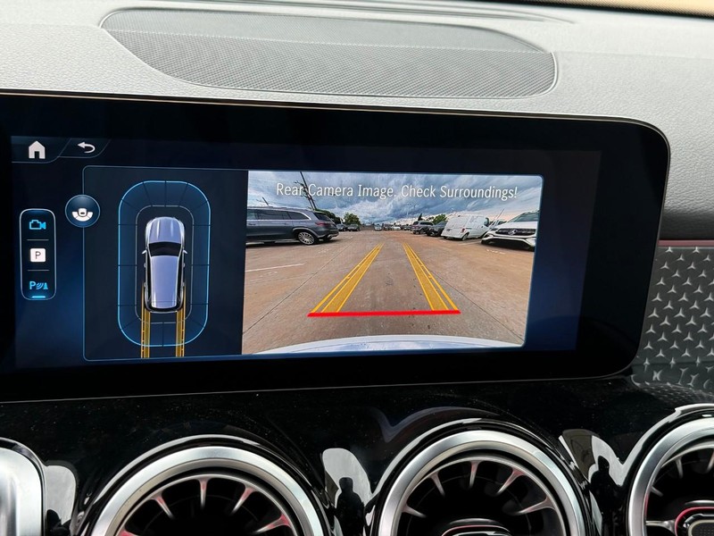 Mercedes-Benz GLB Vehicle Full-screen Gallery Image 17