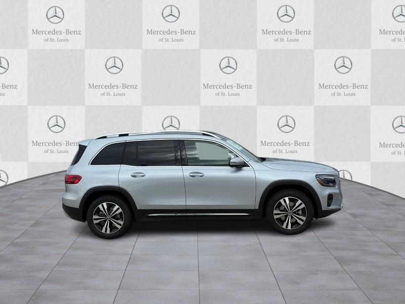 Mercedes-Benz GLB Vehicle Full-screen Gallery Image 2