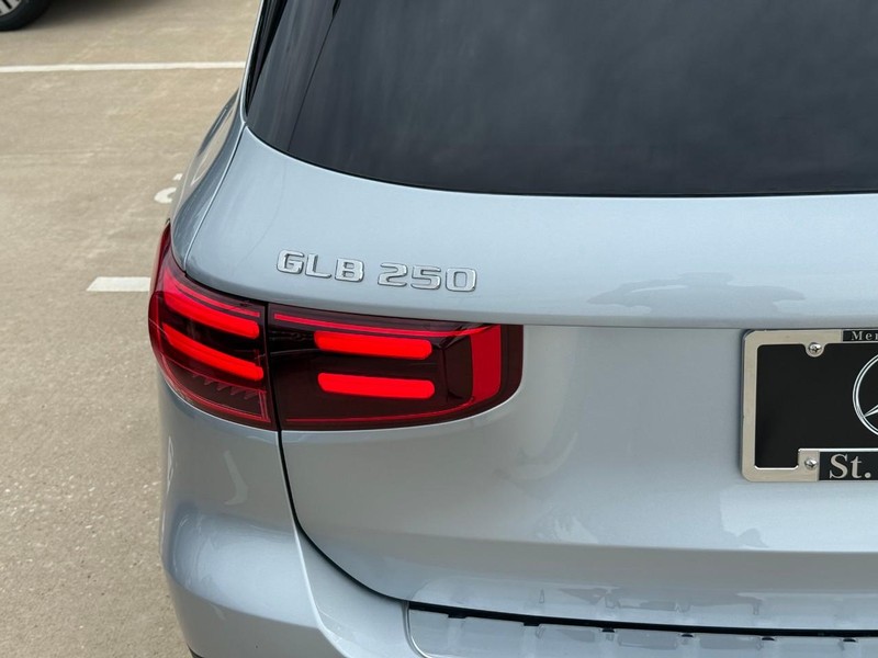 Mercedes-Benz GLB Vehicle Full-screen Gallery Image 4