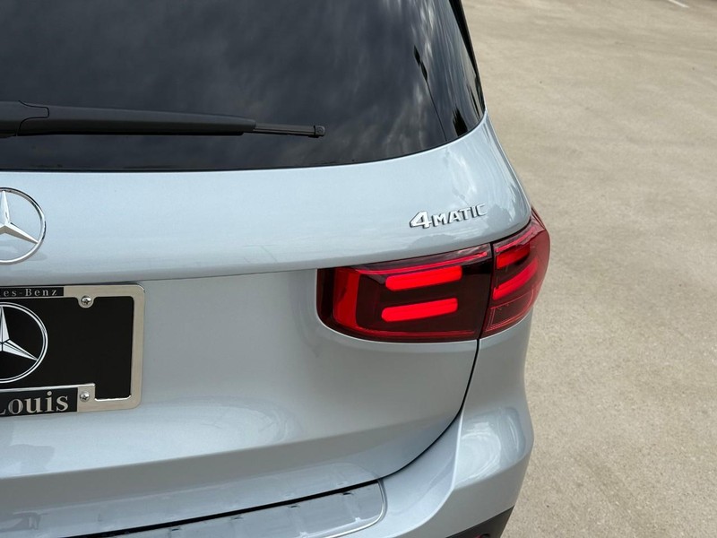 Mercedes-Benz GLB Vehicle Full-screen Gallery Image 5