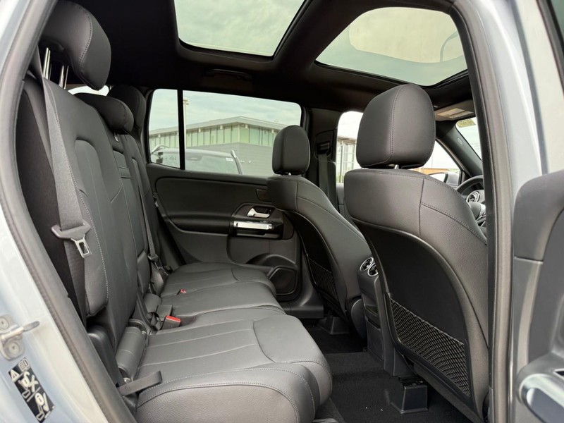 Mercedes-Benz GLB Vehicle Full-screen Gallery Image 6