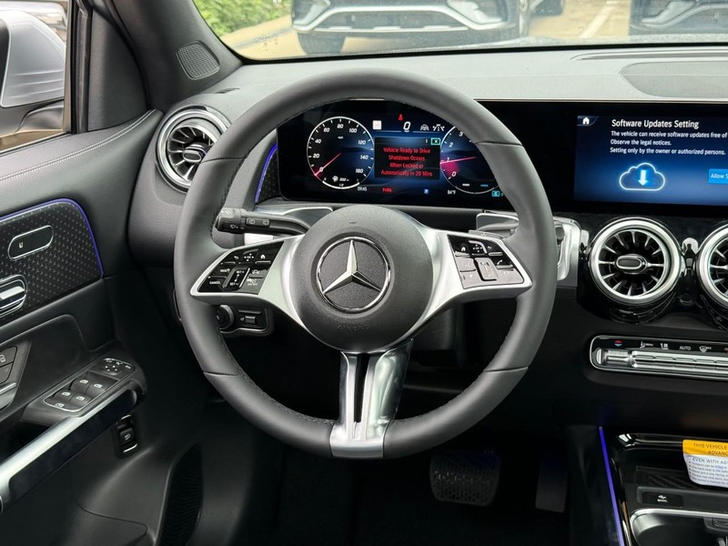Mercedes-Benz GLB Vehicle Full-screen Gallery Image 8