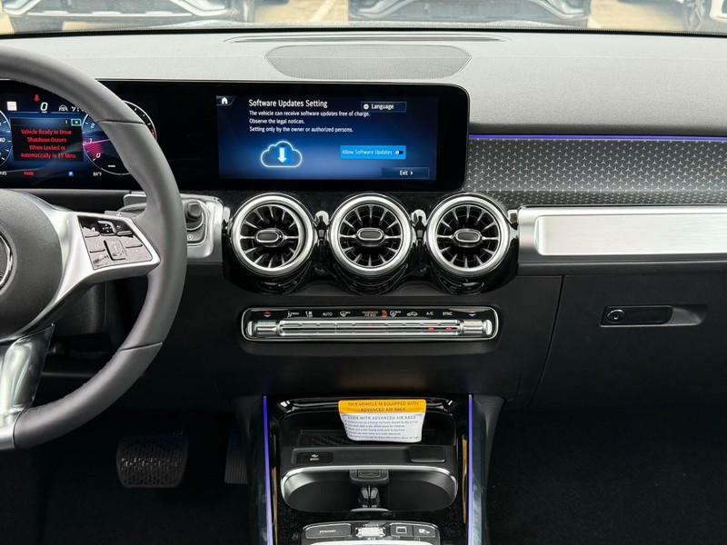 Mercedes-Benz GLB Vehicle Full-screen Gallery Image 9