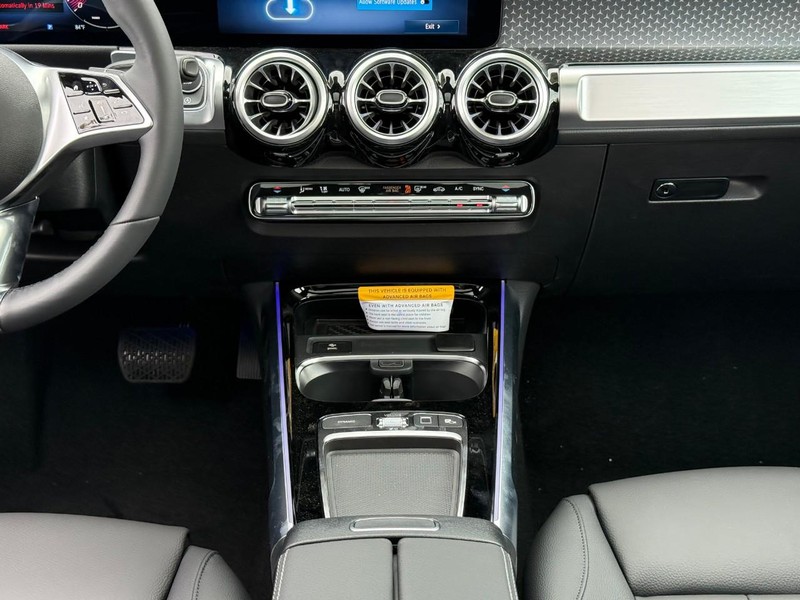 Mercedes-Benz GLB Vehicle Full-screen Gallery Image 10