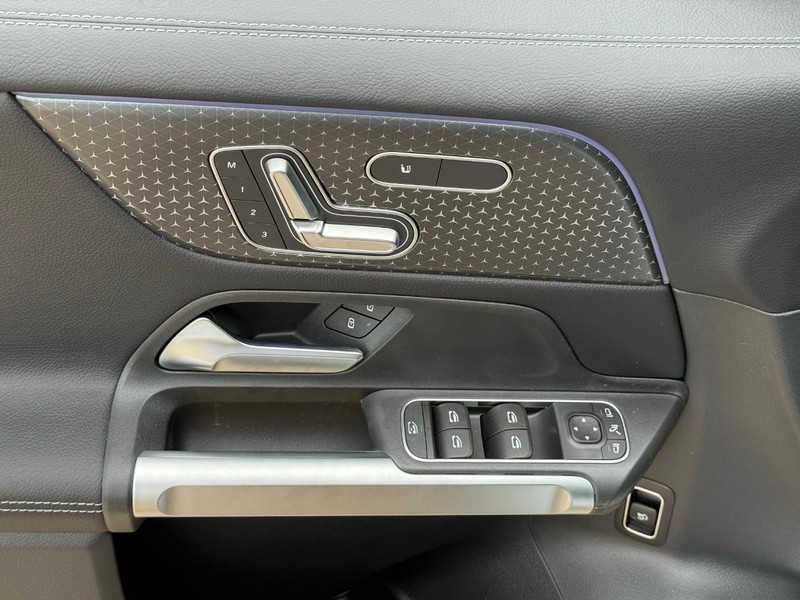 Mercedes-Benz GLB Vehicle Full-screen Gallery Image 11