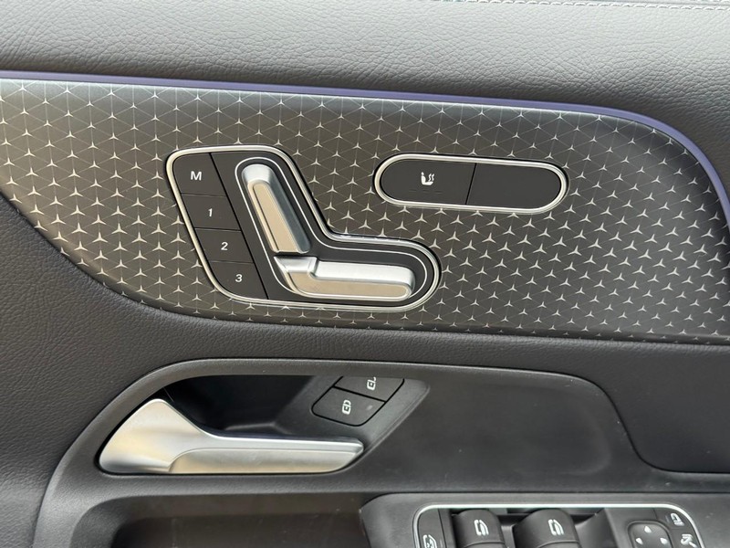 Mercedes-Benz GLB Vehicle Full-screen Gallery Image 12