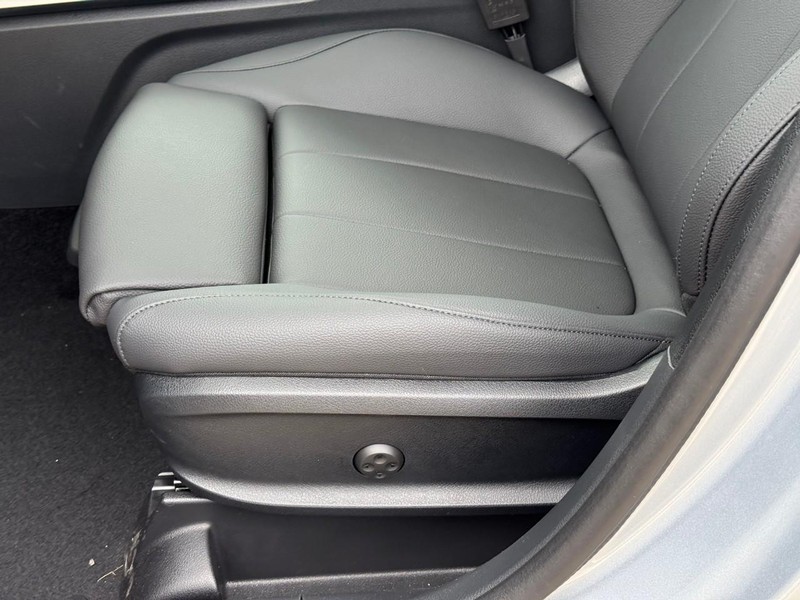 Mercedes-Benz GLB Vehicle Full-screen Gallery Image 13