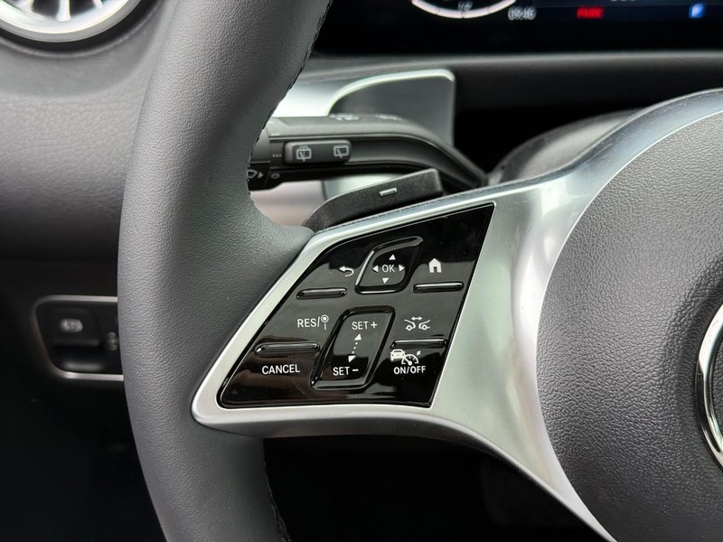 Mercedes-Benz GLB Vehicle Full-screen Gallery Image 14