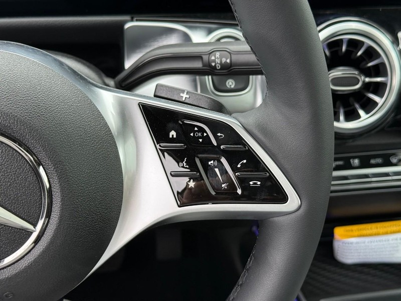 Mercedes-Benz GLB Vehicle Full-screen Gallery Image 15