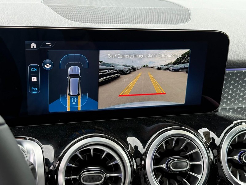 Mercedes-Benz GLB Vehicle Full-screen Gallery Image 16