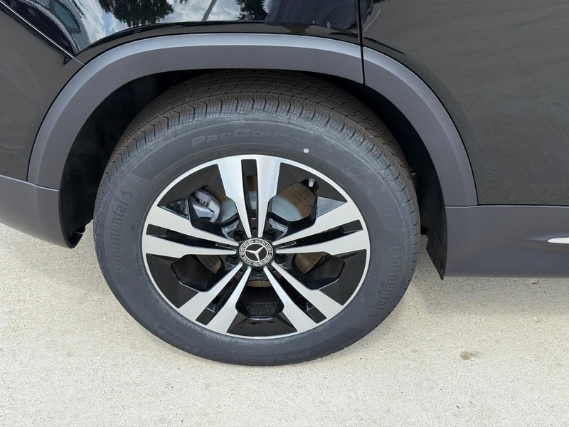 Mercedes-Benz GLB Vehicle Full-screen Gallery Image 4