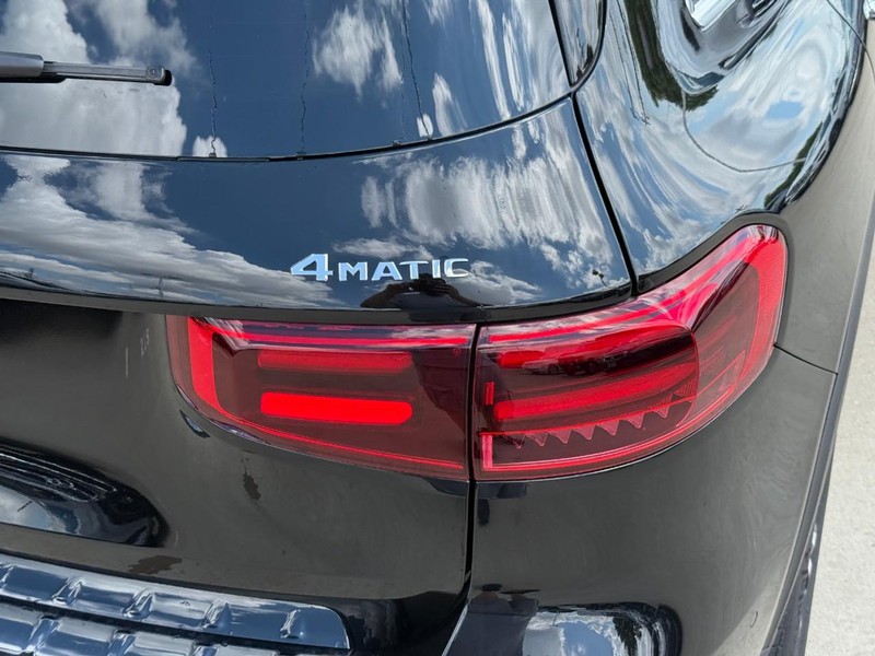 Mercedes-Benz GLB Vehicle Full-screen Gallery Image 5