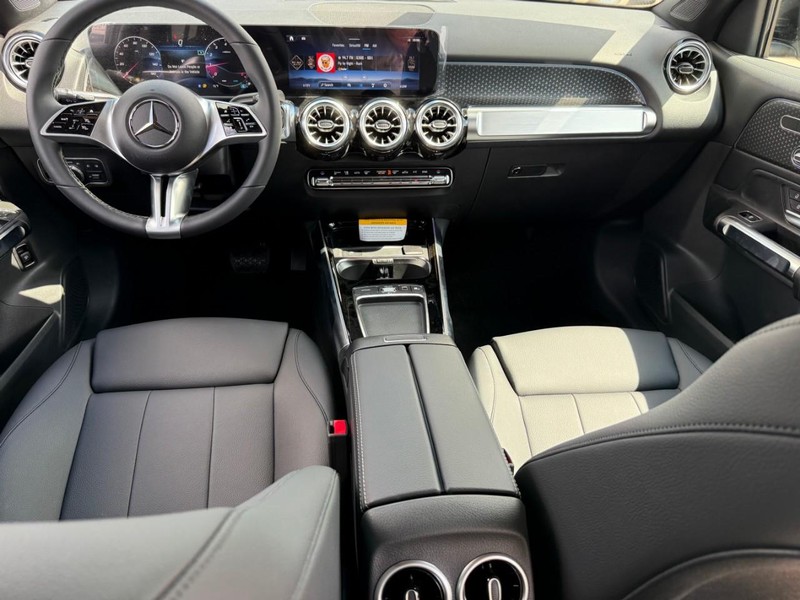 Mercedes-Benz GLB Vehicle Full-screen Gallery Image 7