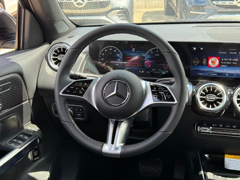Mercedes-Benz GLB Vehicle Full-screen Gallery Image 8