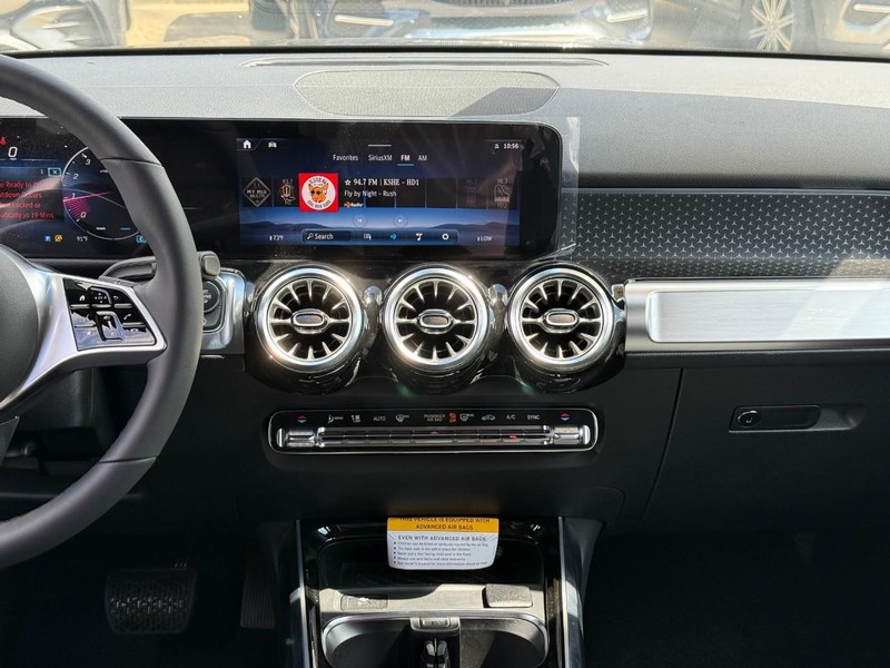 Mercedes-Benz GLB Vehicle Full-screen Gallery Image 9