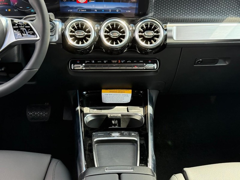 Mercedes-Benz GLB Vehicle Full-screen Gallery Image 10