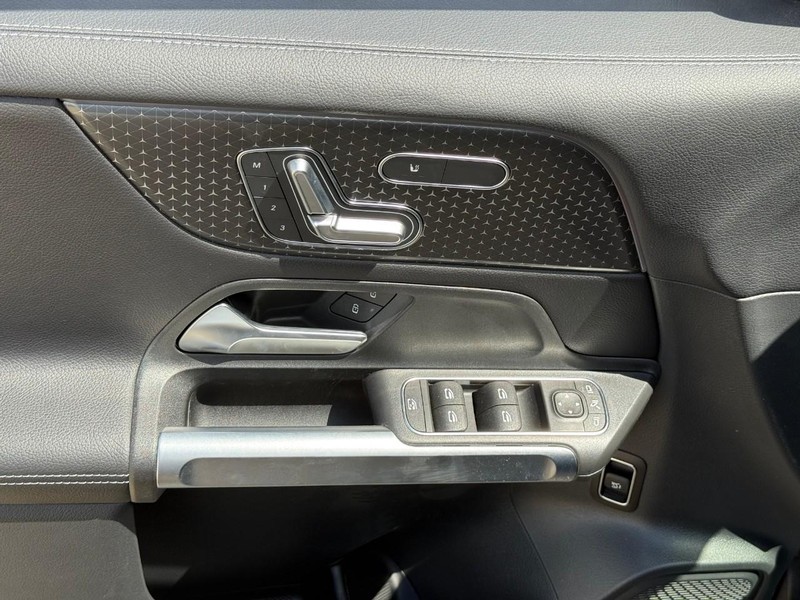 Mercedes-Benz GLB Vehicle Full-screen Gallery Image 11