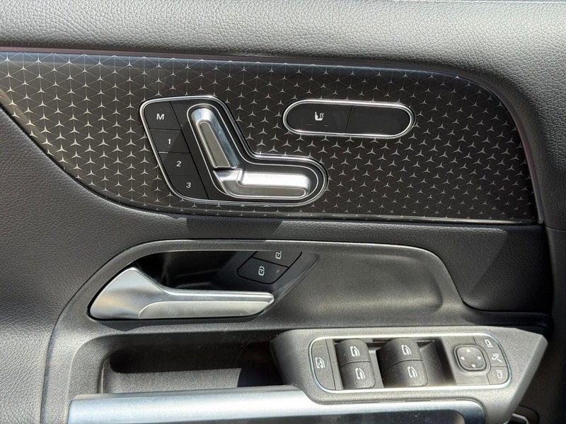 Mercedes-Benz GLB Vehicle Full-screen Gallery Image 12