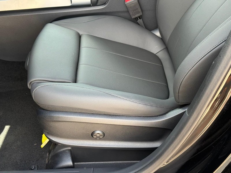 Mercedes-Benz GLB Vehicle Full-screen Gallery Image 13