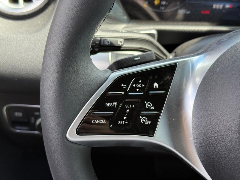 Mercedes-Benz GLB Vehicle Full-screen Gallery Image 14