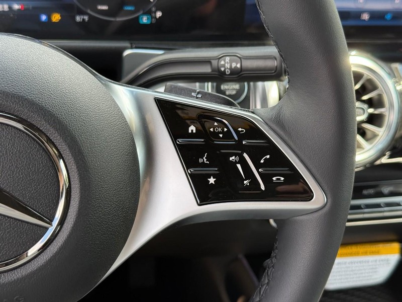 Mercedes-Benz GLB Vehicle Full-screen Gallery Image 15