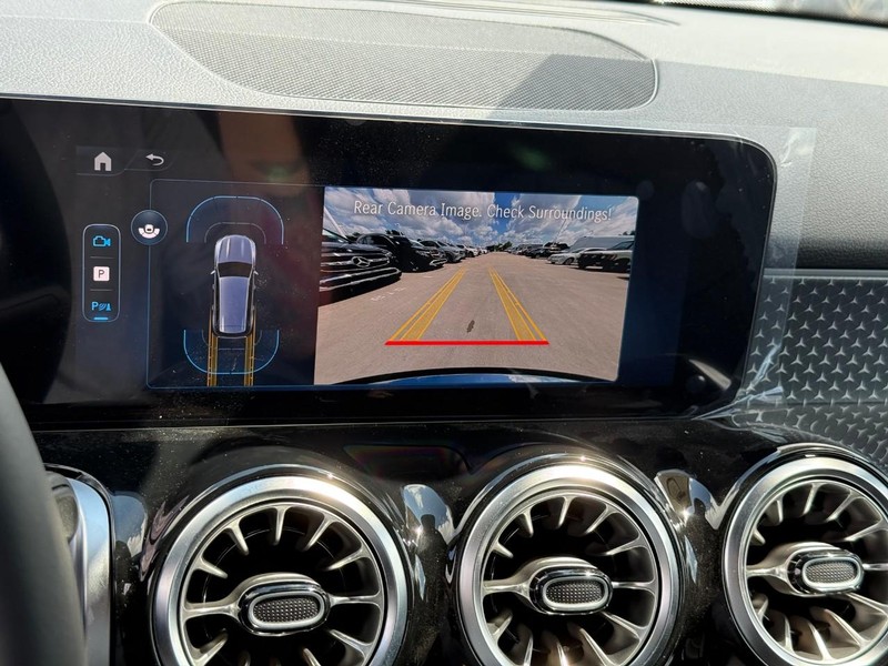 Mercedes-Benz GLB Vehicle Full-screen Gallery Image 16