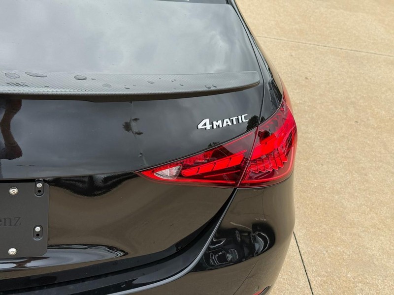 Mercedes-Benz C-Class Vehicle Full-screen Gallery Image 5