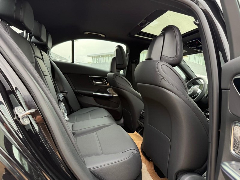 Mercedes-Benz C-Class Vehicle Full-screen Gallery Image 6