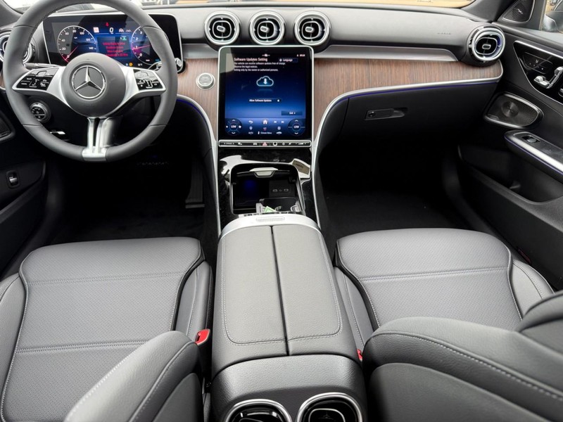 Mercedes-Benz C-Class Vehicle Full-screen Gallery Image 7