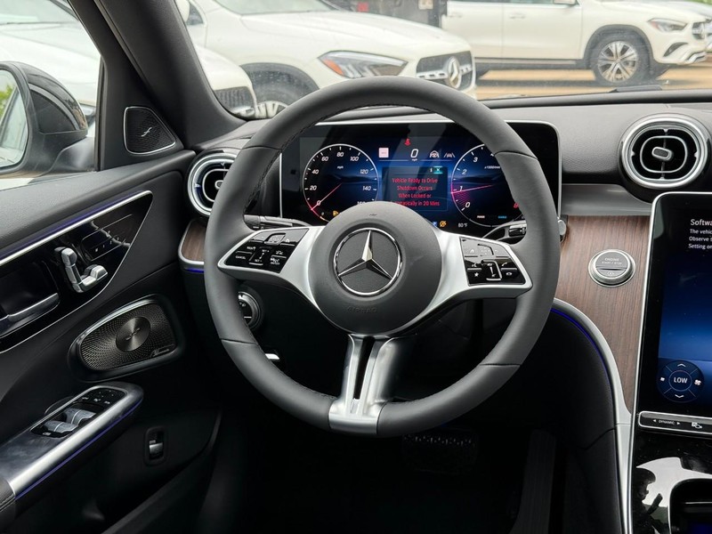 Mercedes-Benz C-Class Vehicle Full-screen Gallery Image 8