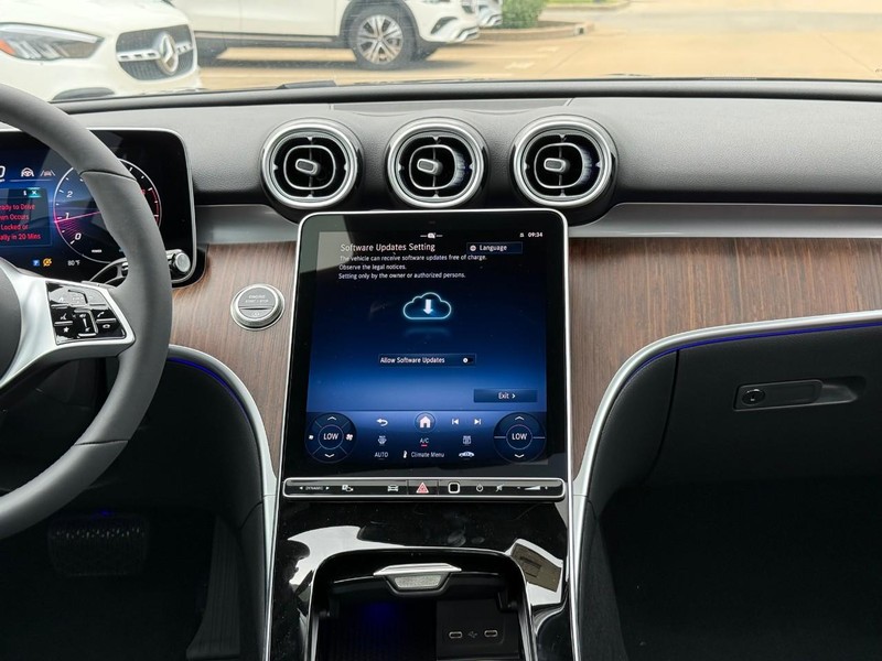 Mercedes-Benz C-Class Vehicle Full-screen Gallery Image 9