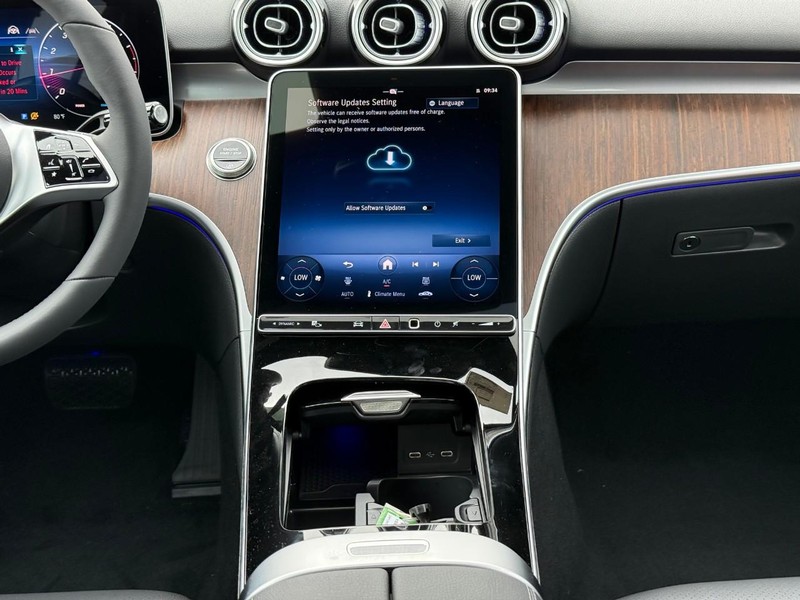 Mercedes-Benz C-Class Vehicle Full-screen Gallery Image 10