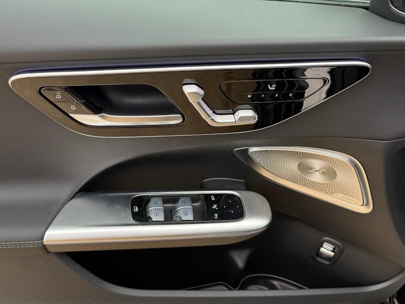 Mercedes-Benz C-Class Vehicle Full-screen Gallery Image 11