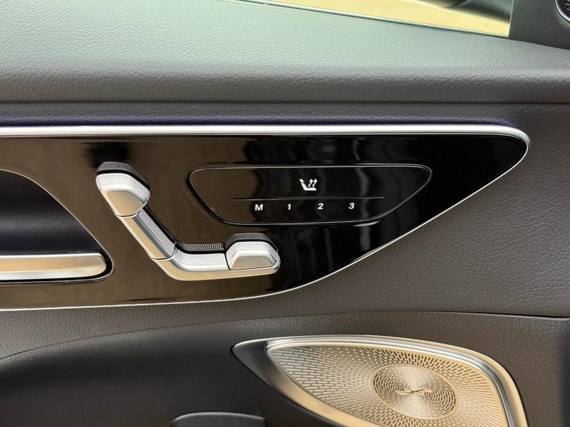 Mercedes-Benz C-Class Vehicle Full-screen Gallery Image 12