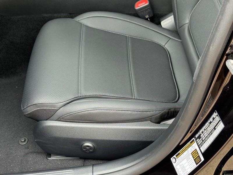 Mercedes-Benz C-Class Vehicle Full-screen Gallery Image 13