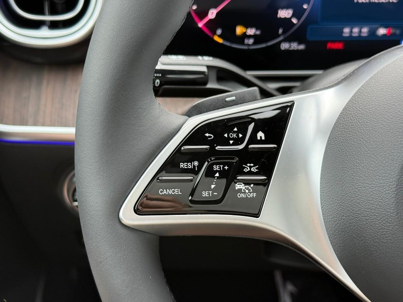 Mercedes-Benz C-Class Vehicle Full-screen Gallery Image 14