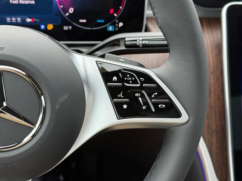 Mercedes-Benz C-Class Vehicle Full-screen Gallery Image 15