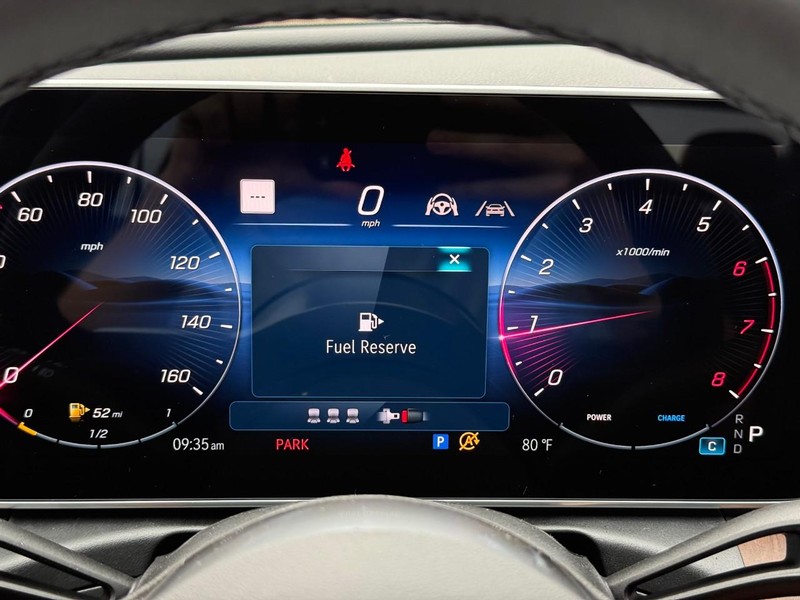 Mercedes-Benz C-Class Vehicle Full-screen Gallery Image 16