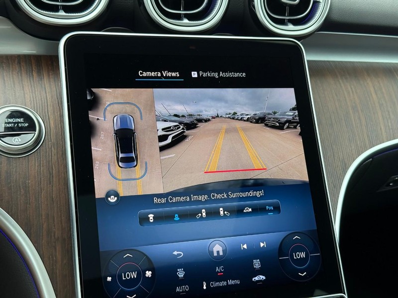 Mercedes-Benz C-Class Vehicle Full-screen Gallery Image 17