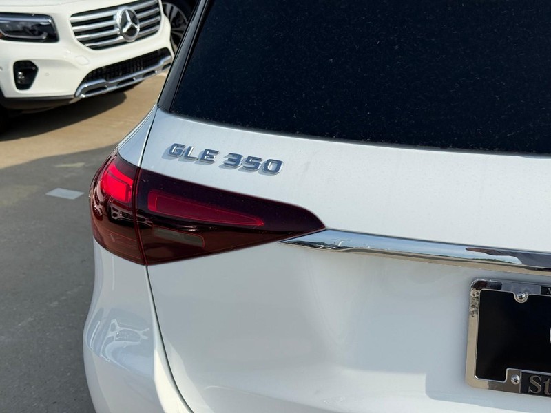 Mercedes-Benz GLE Vehicle Full-screen Gallery Image 4