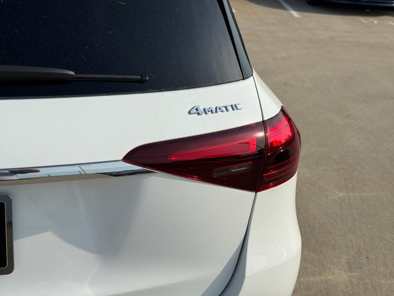 Mercedes-Benz GLE Vehicle Full-screen Gallery Image 5