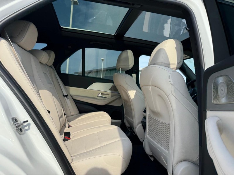 Mercedes-Benz GLE Vehicle Full-screen Gallery Image 6