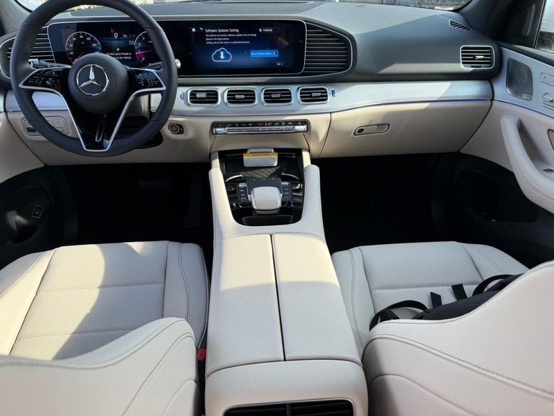 Mercedes-Benz GLE Vehicle Full-screen Gallery Image 7